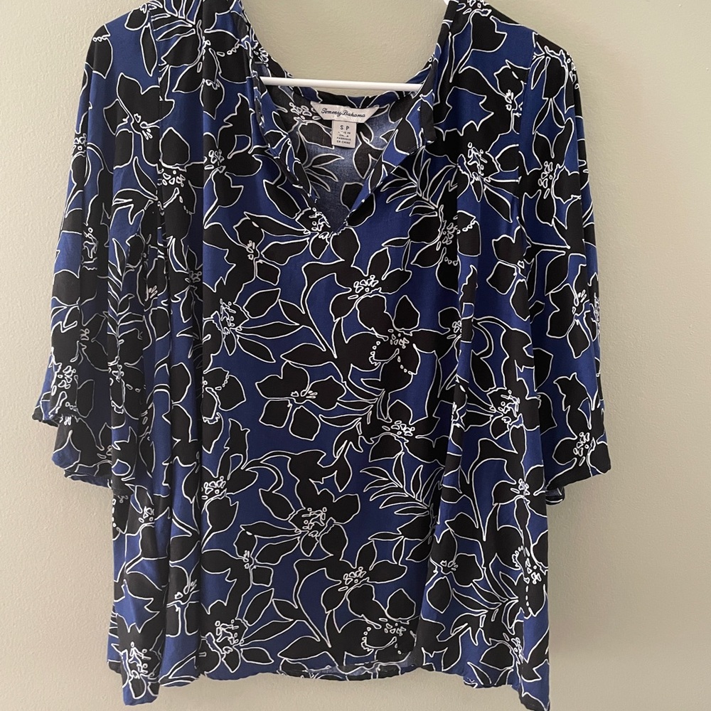 Tommy Bahama Navy Blue & Black Floral Blouse Size Petite Small Top V Neck